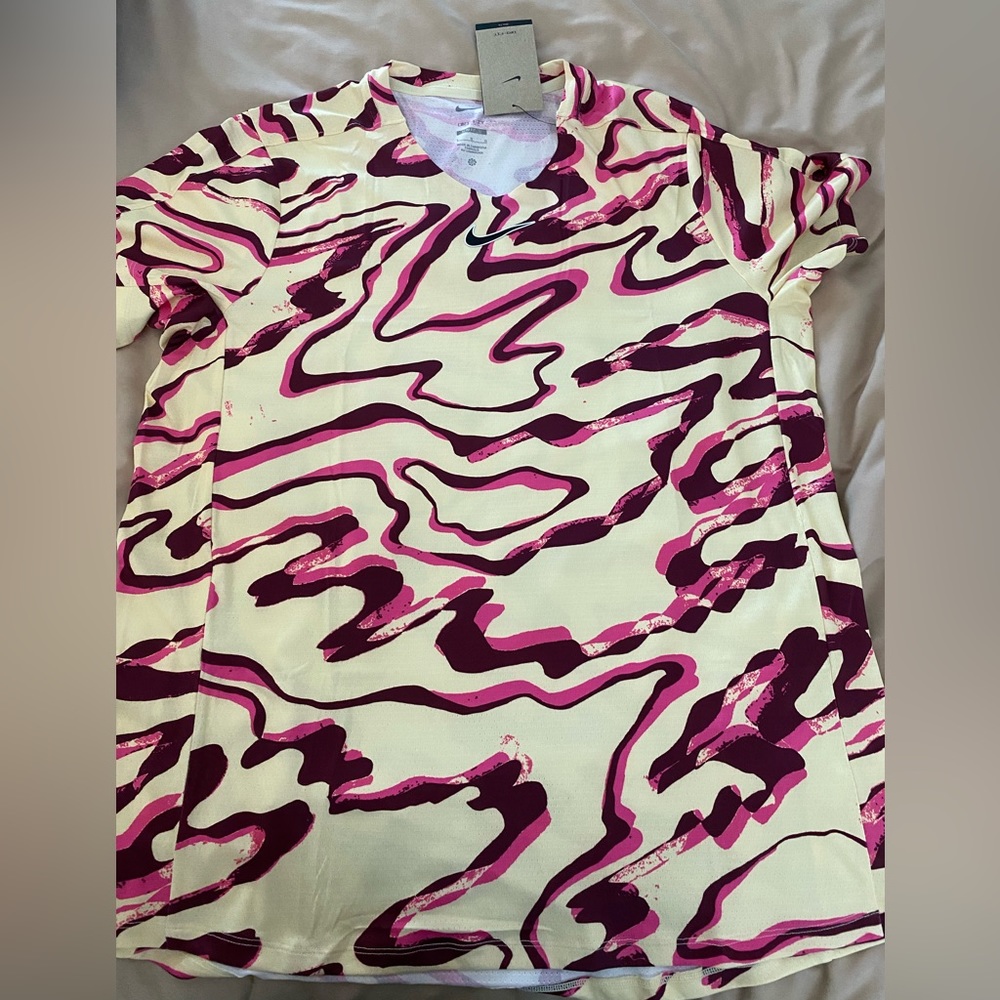 Nike Dri fit Tennis Shirt Slim fit for Men!